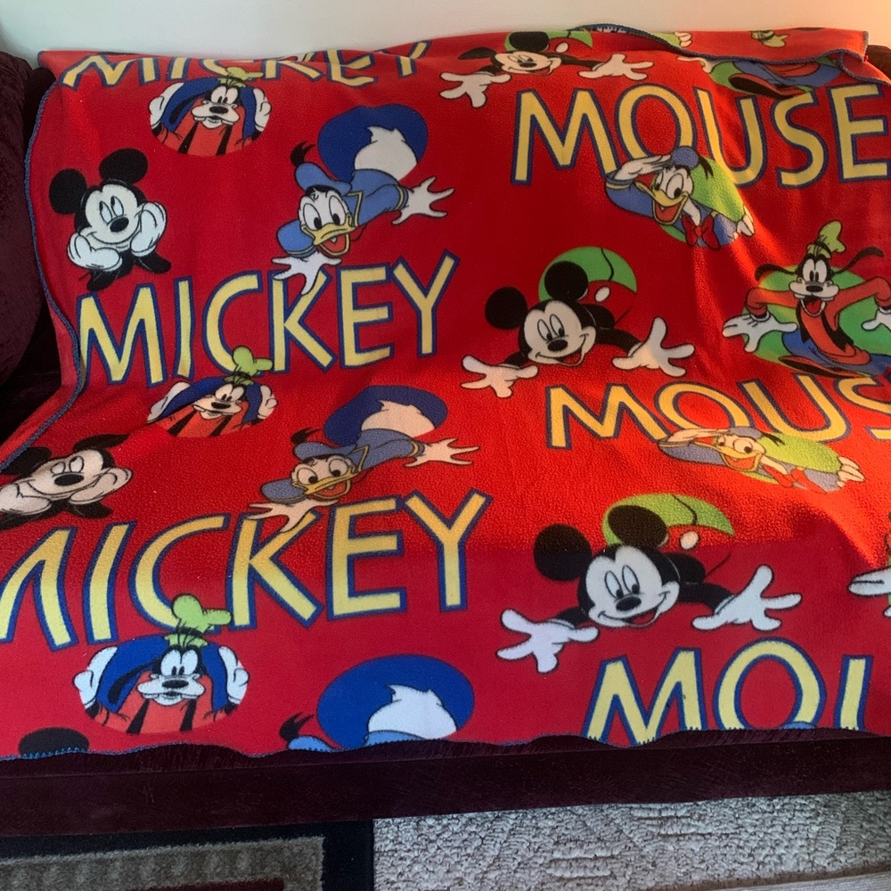 Micky mouse kids throw